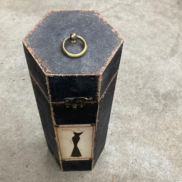 Distressed Decor - Picture 7 of 7